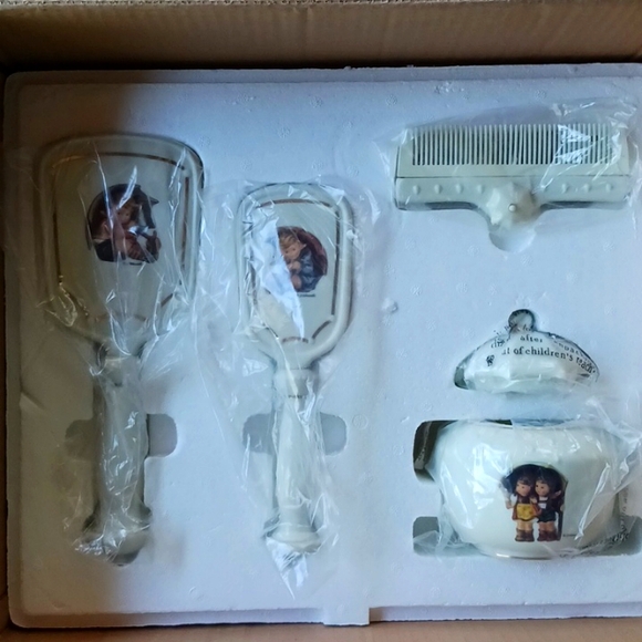 M.J.Hummel Vanity set - Picture 2 of 3